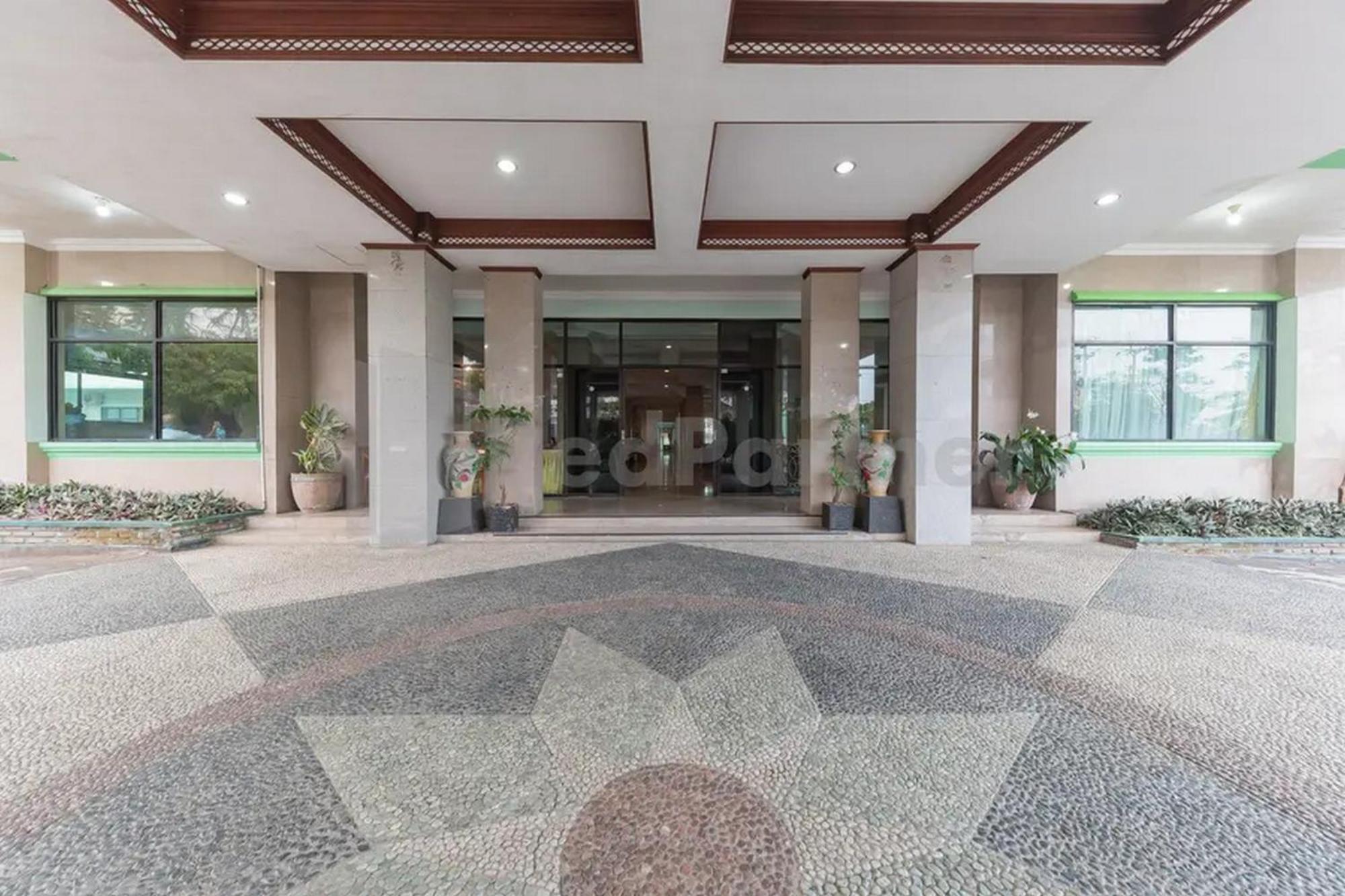 Hotel Ayong Linggarjati Kuningan Mitra Reddoorz Esterno foto