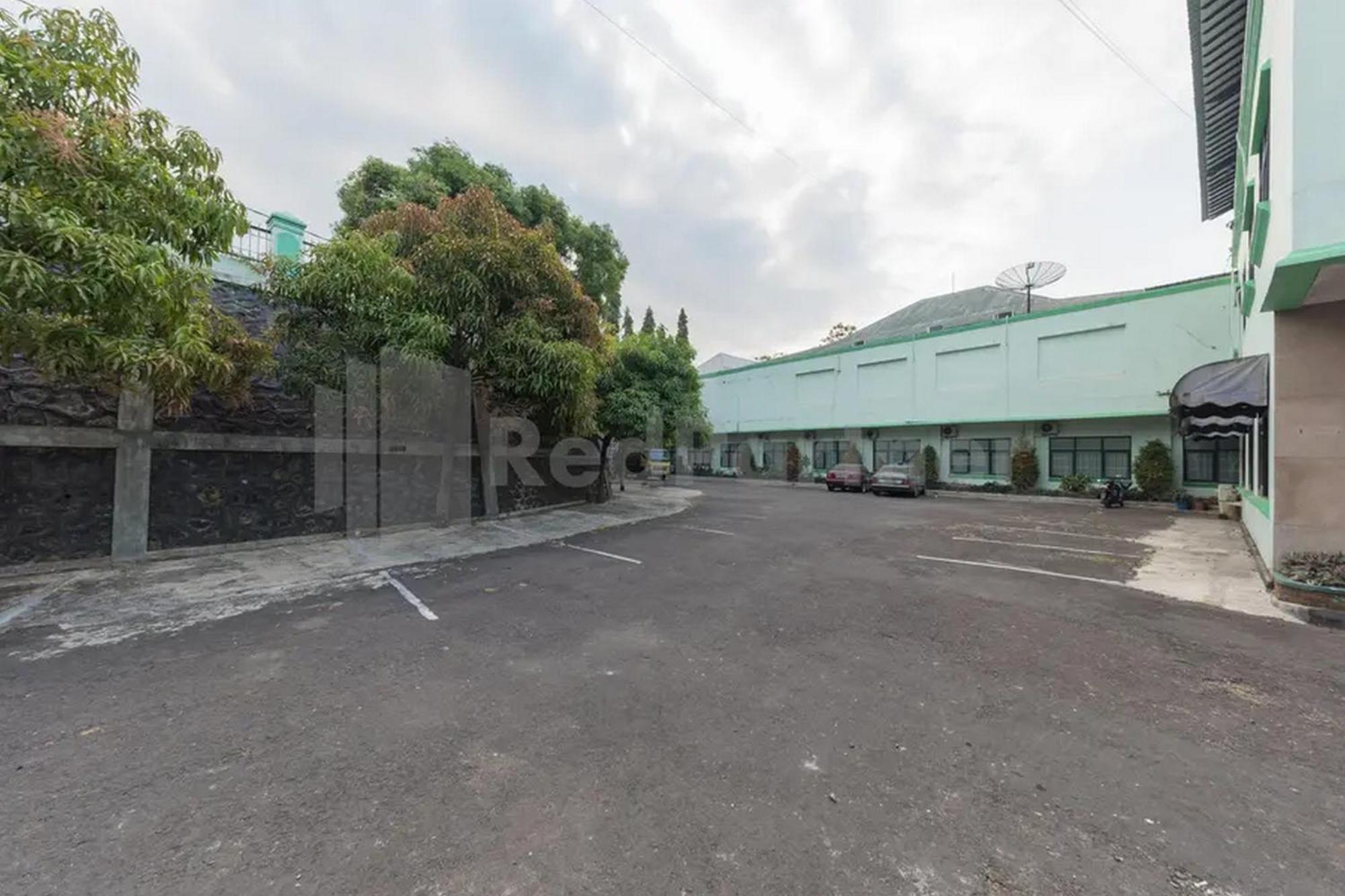 Hotel Ayong Linggarjati Kuningan Mitra Reddoorz Esterno foto