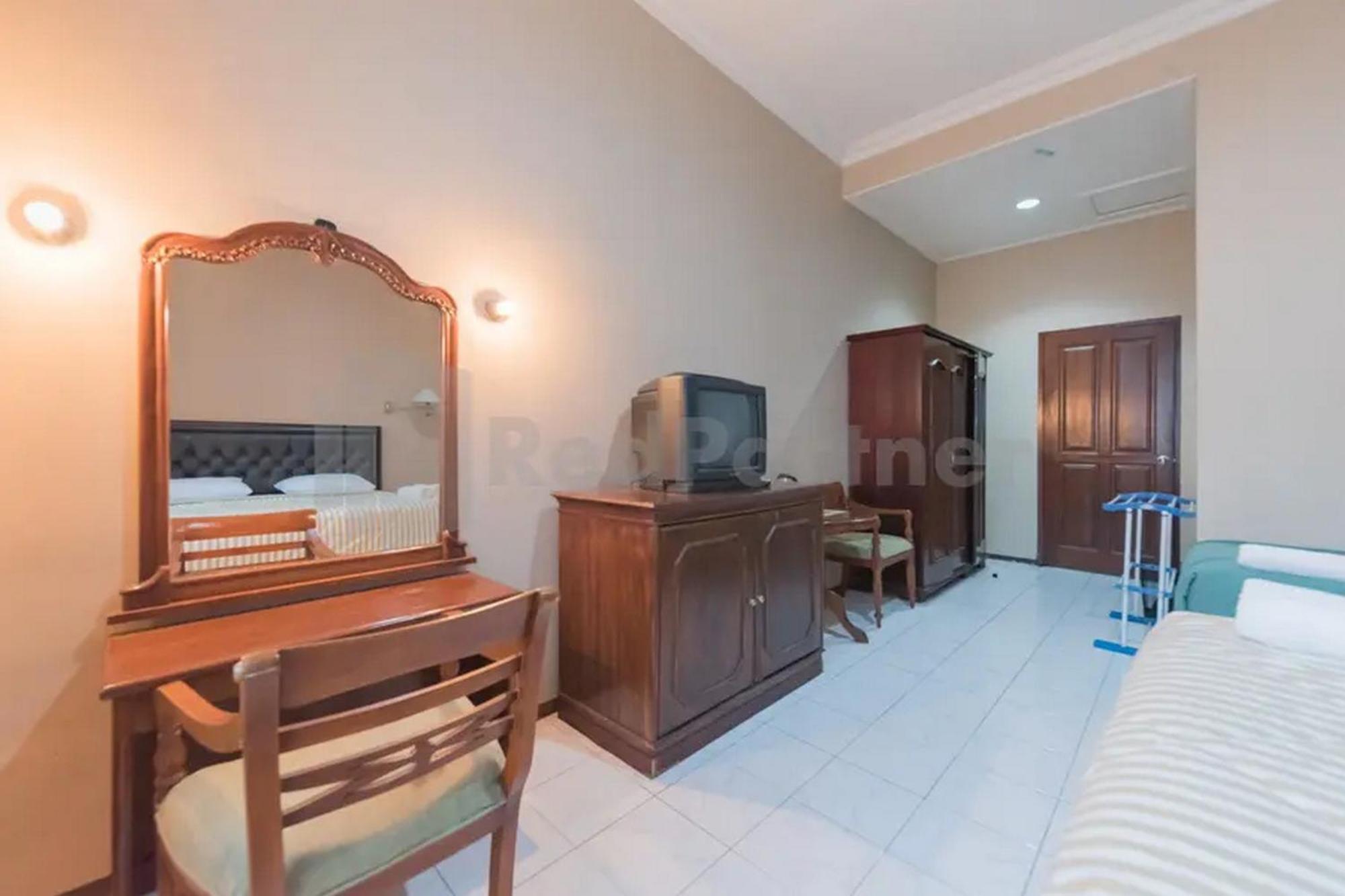 Hotel Ayong Linggarjati Kuningan Mitra Reddoorz Esterno foto