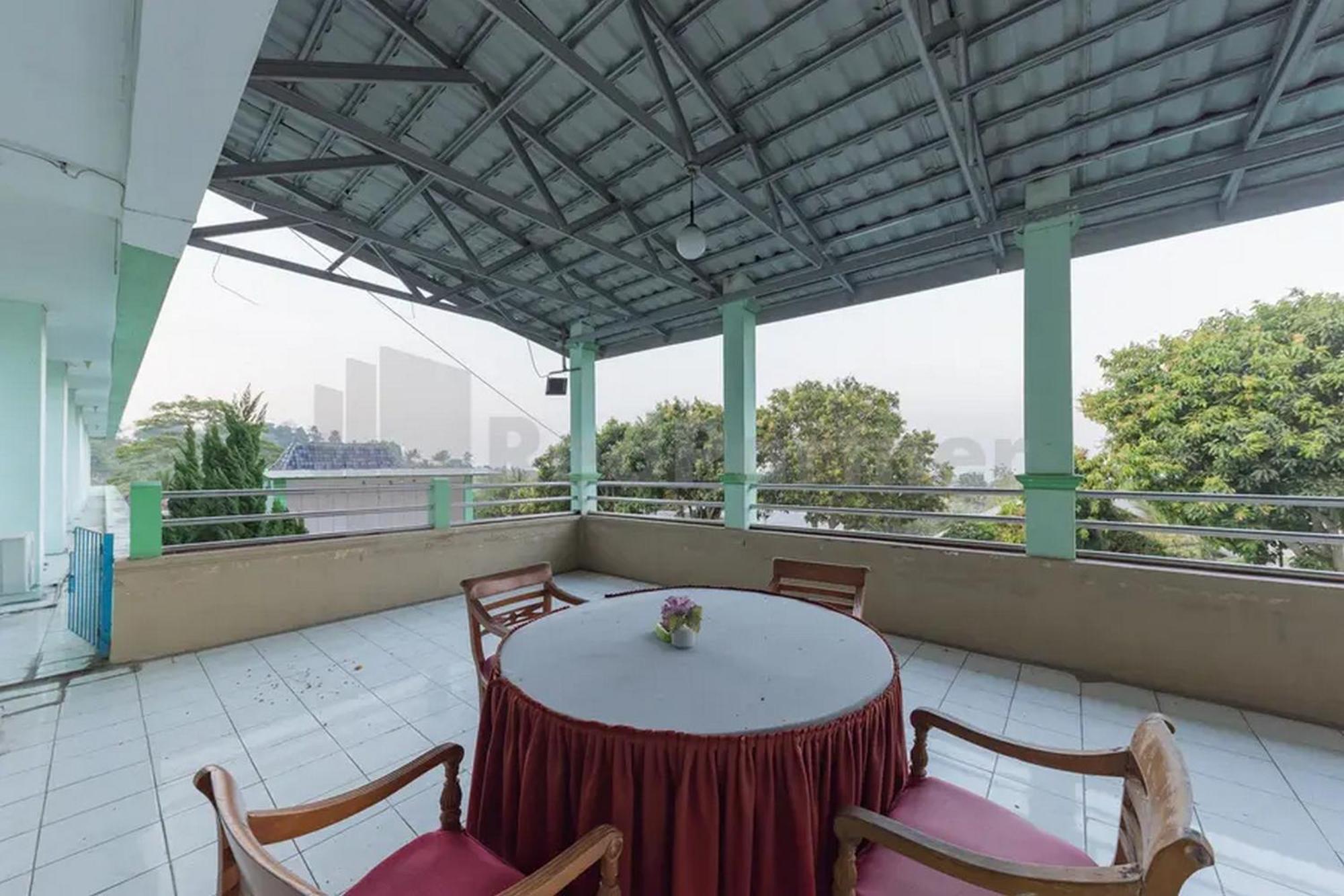 Hotel Ayong Linggarjati Kuningan Mitra Reddoorz Esterno foto