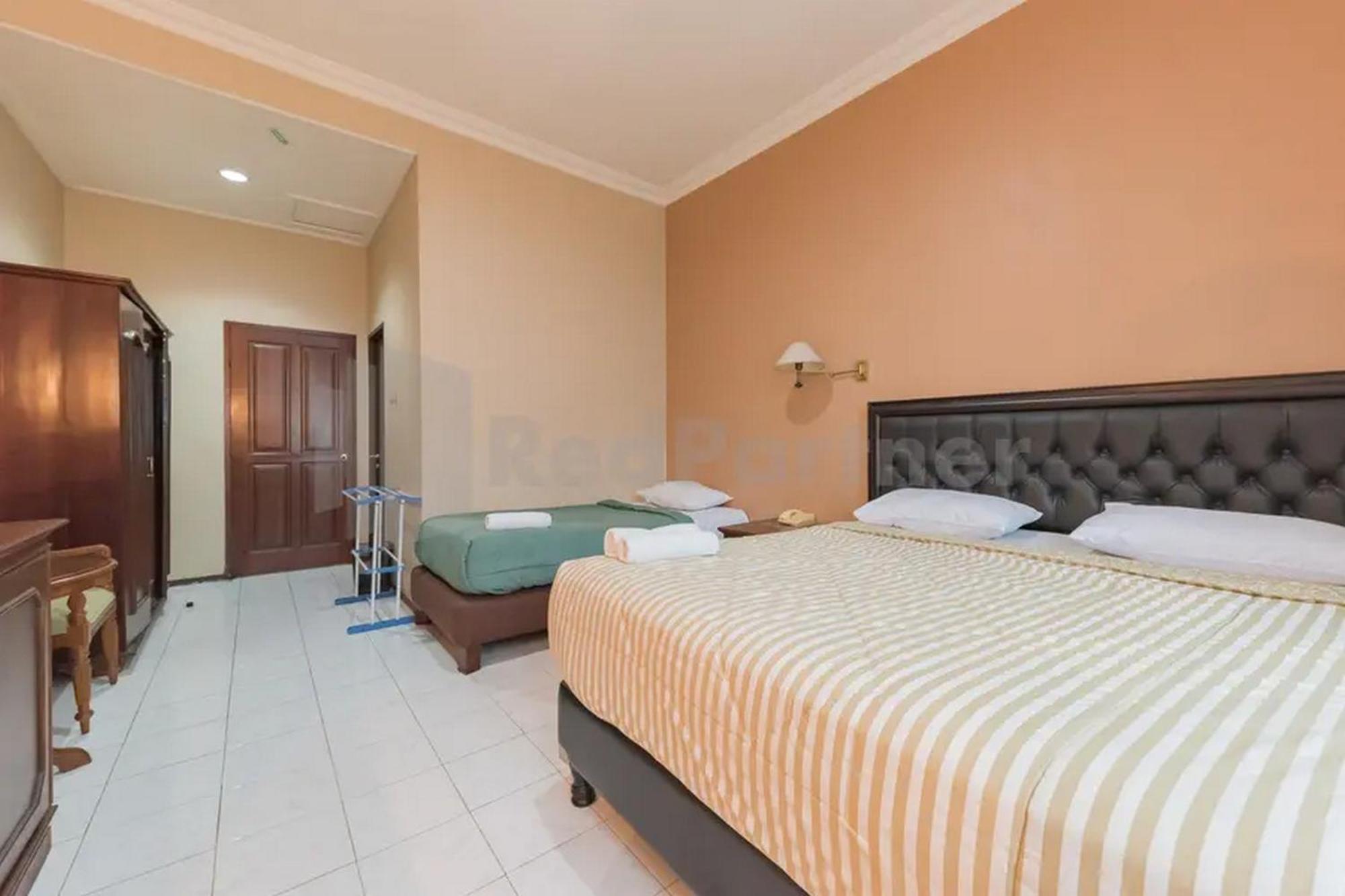 Hotel Ayong Linggarjati Kuningan Mitra Reddoorz Esterno foto
